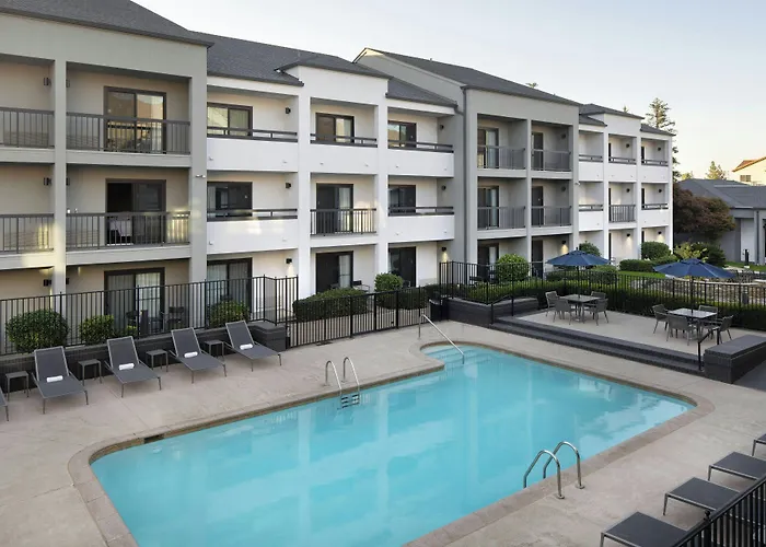 Courtyard By Marriott Bakersfield